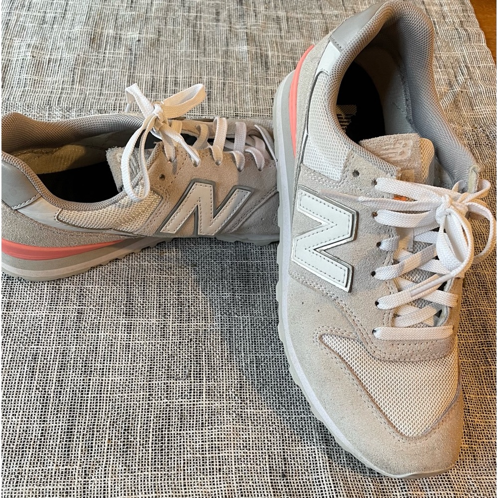 New Balance Women’s Running Sneakers size 9. Good condition.